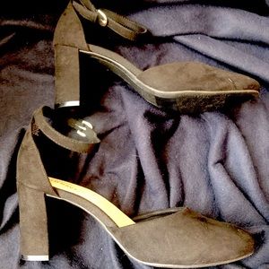 **SOLD** NWOT Size 9 Chunky Closed Toe Heel w/ Ankle Strap
